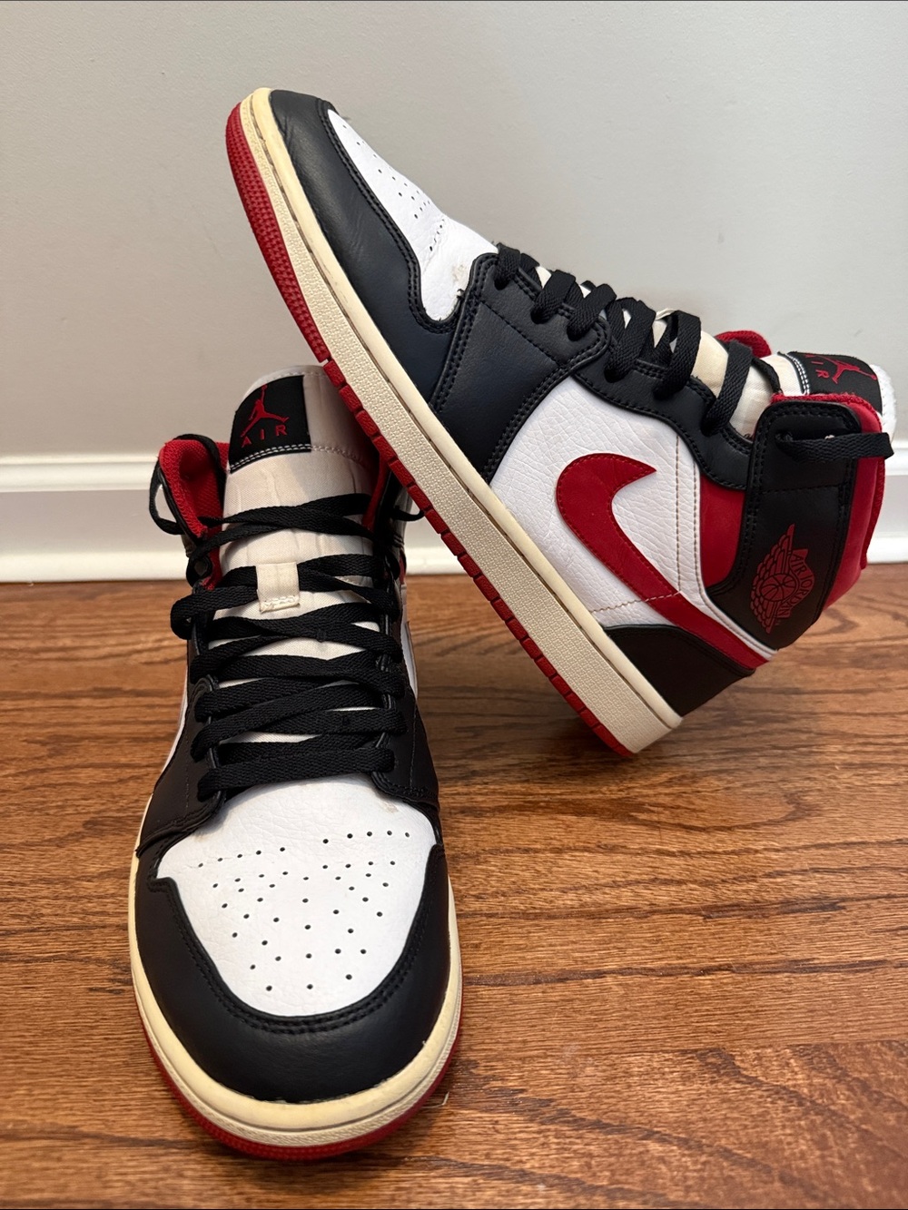 Nike Air Jordan 1 Mid – White/Black/Red